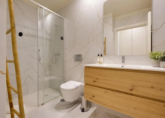 Luxury Style 8 With Ac Downtown Near Metro *